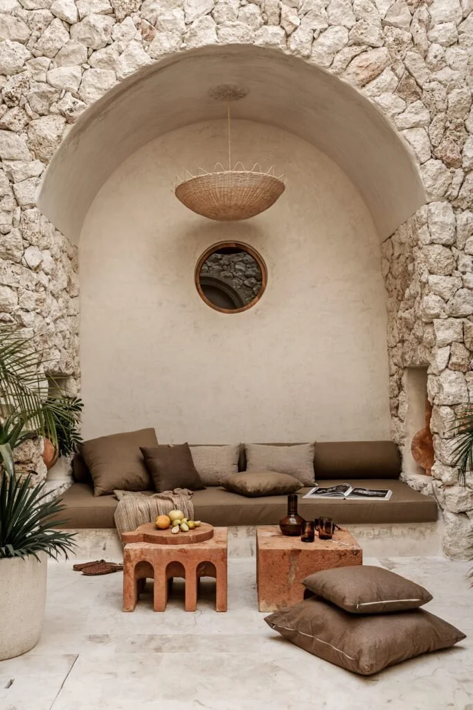 Warm limestone lounge in a Mérida home
